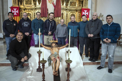 La comunidad religiosa de Sant Ramon, con el sacerdote, monjes y novicios, junto al Cristo recuperado.