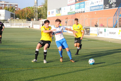 Un jugador del Mollerussa y otro del Lleida pelean por un balón, ayer durante el derbi.