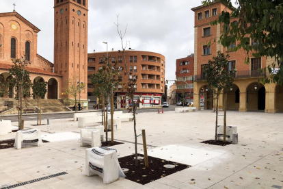 Imatge de la plaça de l’Ajuntament de Mollerussa acabada de renovar.