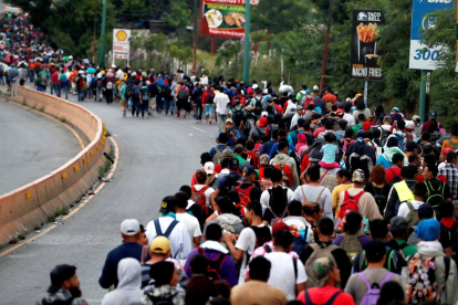 Caravana de migrants hondurenys, a peu, rumb als EUA.