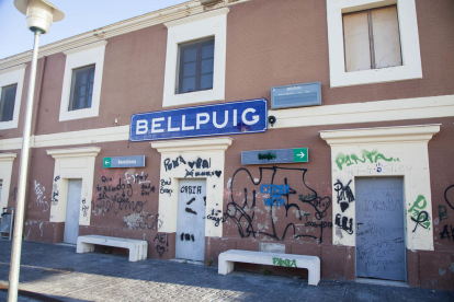 Imatge dels grafitis que es poden veure a la façana de l’estació de Bellpuig.