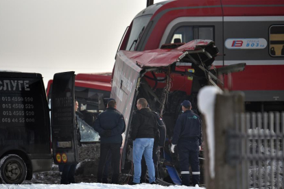 Al menos tres muertos al chocar un tren y un autobús escolar en Serbia