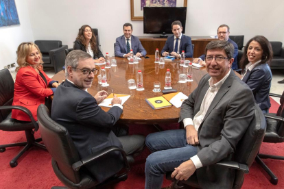Los equipos negociadores de PP y Cs, encabezados por Juanma Moreno (c) y Juan Marín (2d).