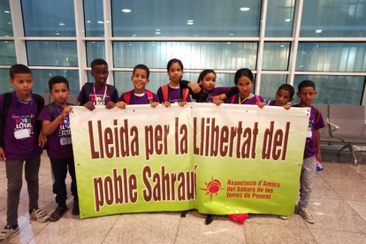 Los primeros nueve niños y niñas saharauis que han llegado al Segrià para pasar el verano. 