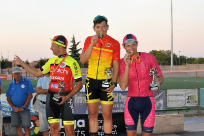 Sergi Jurado, en el centro, con su medalla de campeón de España de ciclismo para sordos.