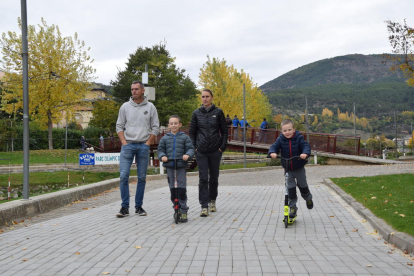 Una família al costat de la seua caravana a l’entorn de l’Estany d’Ivars i Vila-sana.