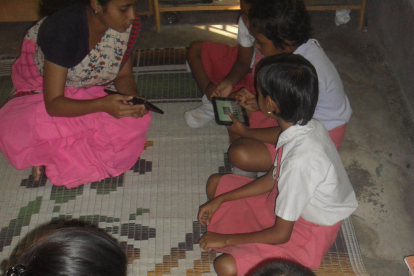 Alumnes de l’Índia, amb els dispositius enviats des de les Borges.