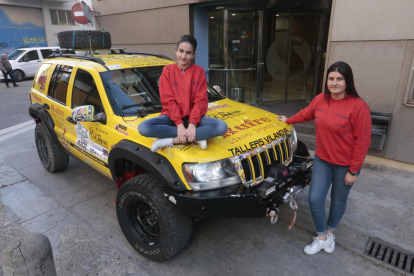 Lydia López y su hija Ylenia Tan, con el coche con el que competirán a partir del sábado en una nueva edición de la Spring Maroc Challenge.