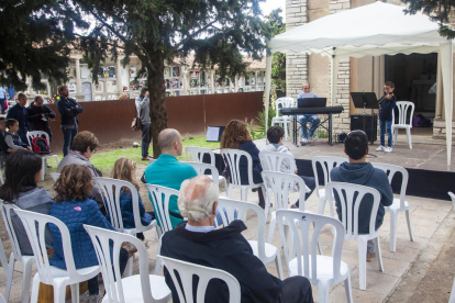 Cervera - A la capital de la Segarra, a banda de música i exposicions, el Servei de Dol de Ponent va oferir un taller infantil per crear un record per als éssers estimats, igual que a Tàrrega.
