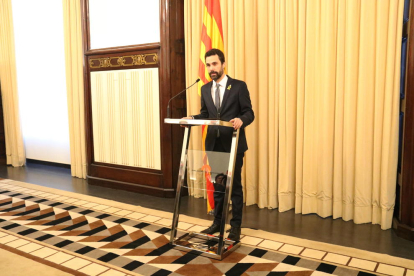 Roger Torrent anunciando, ayer, la designación de Puigdemont.