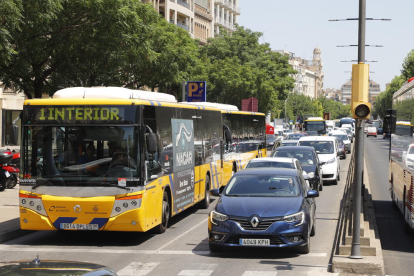 Vehículos retenidos ayer en avenida Madrid por el incidente.