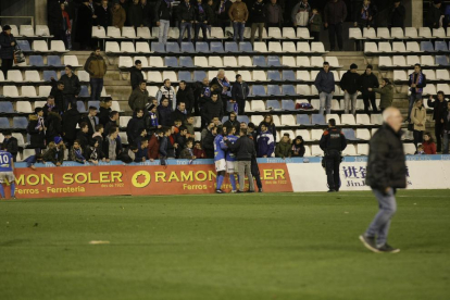 Momento en el que varios jugadores del Lleida hablan con aficionados al final del partido.