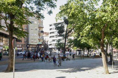 Un grup de nens juguen amb una pilota a la plaça Pau Casals, ahir a la tarda.