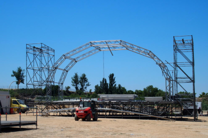 Instalación de uno de los escenarios del festival musical en el Parc de la Serra de Mollerussa.