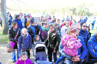 La recerca del tió i la tiona ahir a la Mitjana va registrar un rècord de participació, amb 265 famílies.