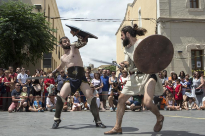Un gladiador lluita contra un esclau a la plaça de l’Ajuntament.