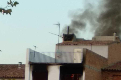 L'incendi en una casa a Artesa de Lleida.