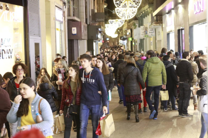 El Eix Comercial de Lleida volvió a llenarse por el domingo de apertura comercial.
