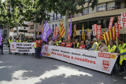 Els sindicats es van concentrar ahir davant de la seu de COELL a Lleida per criticar la precarietat.