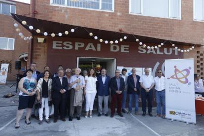 Eva Barta, presidenta de Salut Mental Ponent, con el presidente de la Diputación y otras autoridades.