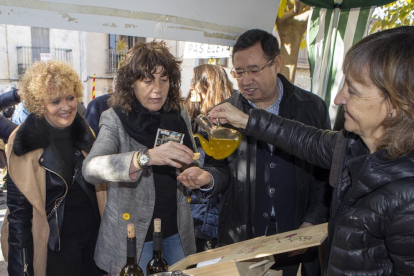 La consellera de Agricultura, Teresa Jordà, degustó el aceite de Belianes en la inauguración de la feria. 