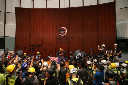 Moment de l’ocupació de la seu del Parlament de Hong Kong per centenars de manifestants.