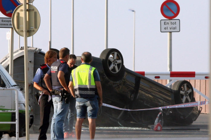 El cotxe que van utilitzar els terroristes a Cambrils va acabar bolcat en un control dels Mossos.