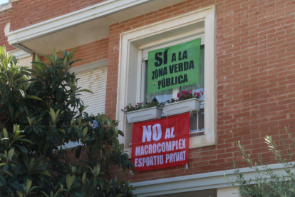 Una vivienda de Ciutat Jardí con dos pancartas reivindicativas, ayer por la mañana. 