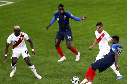 El blaugrana Ousmane Dembélé intenta fer una passada durant el partit d’ahir. 