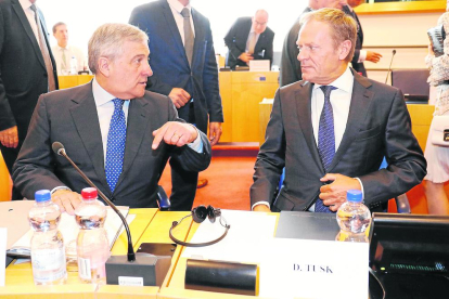 Antonio Tajani conversa con Donald Tusk durante la cumbre.
