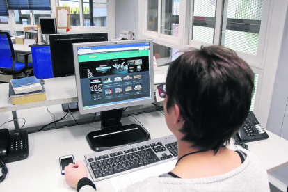 Imatge d’arxiu d’una usuària fent servir un ordinador.