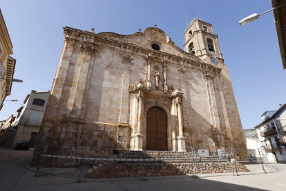 Las vallas que se han instalado en iglesia de Algerri tras detectar desprendimientos en la fachada.
