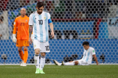 Leo Messi disputa el balón con Luka Modric, un duelo entre barcelonista y madridista trasladado al Mundial.