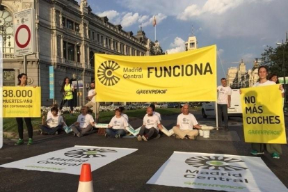 Imatge dels activistes de Greenpeace tallant l’entrada a Madrid Central.