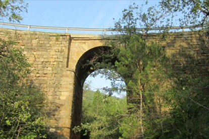 El pont sobre la riera de la Font de la Sarga.