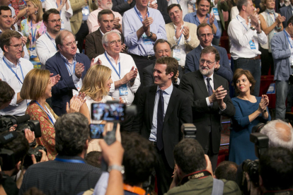 Pablo Casado va ser ovacionat pels assistents al congrés extraordinari del PP després d’obtenir la victòria.