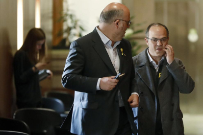El diputat de Junts per Catalunya Jordi Turull, al costat del portaveu parlamentari del grup, Eduard Pujol.