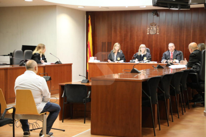 L'acusat de quedar-se la recaptació de la loteria que venia, aquest dimecres als jutjats de Lleida.