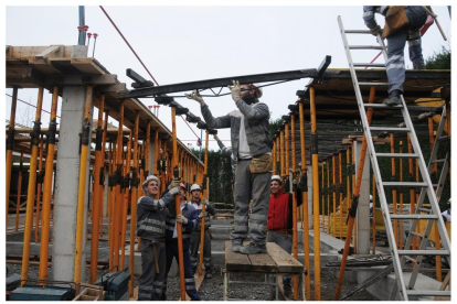 Imagen de archivo de trabajadores en la construcción de una obra.