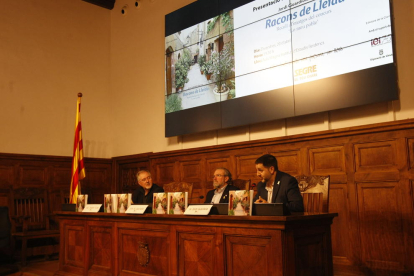 El director executiu de SEGRE, Juan Cal; el president de la Diputació, Joan Reñé, i l’autor del llibre, Jordi Guardiola, ahir a l’IEI.