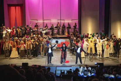 Música, dansa i teatre amb l’espectacle ‘Lo Paper’, dissabte a la nit a Cervera.