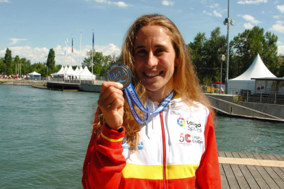 Núria Vilarrubla muestra la medalla de plata conquistada ayer en el Europeo absoluto.
