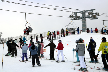 Cua d’esquiadors davant d’un telecadira a Port Ainé el mes de gener passat.