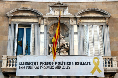 La pancarta amb el llaç groc en suport als presos independentistes penjada al Palau de la Generalitat