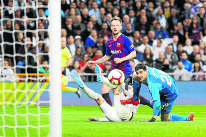 Messi intenta endur-se la pilota davant de Ramos, que pretén frenar-lo.