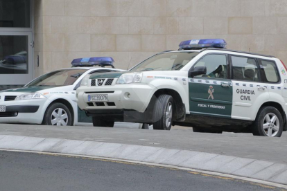 Imagen de archivo de dos vehículos de la Guardia Civil.
