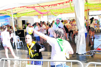 El color de los peñistas inundó ayer la ciudad.