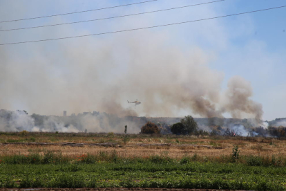 L’helicòpter de Bombers treballant en l’incendi de Rufea.