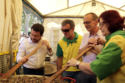 Pere Aragonès y Miquel Pueyo, ayer en plena cocina del Aplec en la ‘colla’ La Graella.