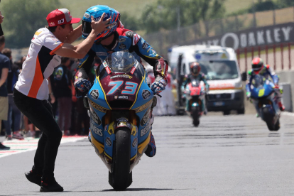 Marc Màrquez felicita Àlex per haver creuat victoriós en Moto2.